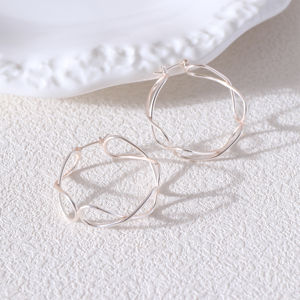 Unique Minimalist Matte Silver Hoop Earrings For Modern Style