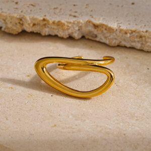 Qu'est-ce qui rend le redimensionnement d'une bague ouverte ajustable facile ou difficile ?