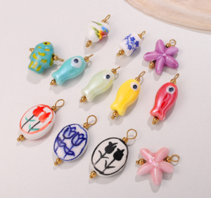 Pendentifs en céramique : un matériau unique et intemporel dans la joaillerie moderne