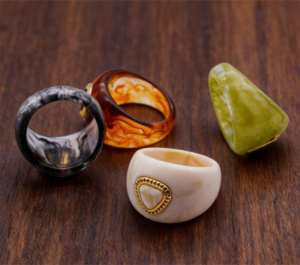 Joyería de Resina vs Joyería Acrílica: Qué las Hace Verse Diferentes