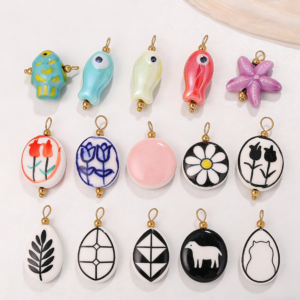 Pendentifs en céramique : un matériau unique et intemporel dans la joaillerie moderne