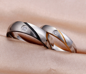 Mirror and Matte Jewelry: The Power of Contrast in Modern Design