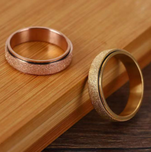 Mirror and Matte Jewelry: The Power of Contrast in Modern Design