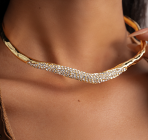 Discover Collar Necklace Fluid Design, Materials and Styling Tips 