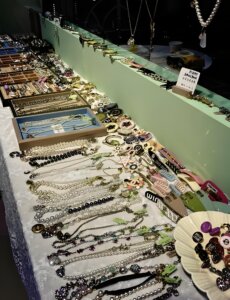 Justop Fashion Jewelry | يوو، قوانغتشو أم تشينغداو: من أين يجب أن تستورد إكسسواراتك العصرية؟