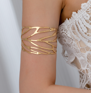 Justop Fashion Jewelry | De symbole de pouvoir à tendance moderne : l’histoire du bracelet de bras supérieur