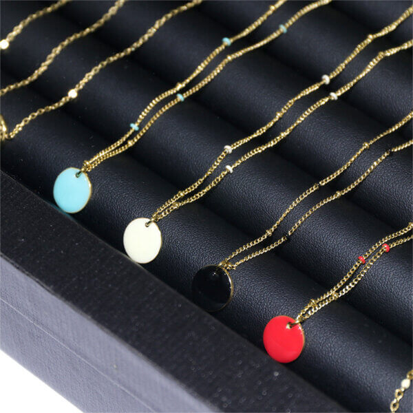 Stylish Gold Enamel Necklace for A Minimalist Chic Look