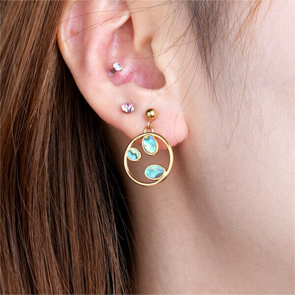 Elegant Gold Shell Earrings with Modern Geometric Frame
